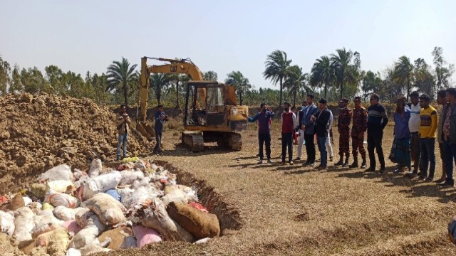 ১৮ বছর ধরে পড়ে থাকা হিলি স্থলবন্দরে বিভিন্ন সংস্থার জমাকৃত পণ্য ধ্বংস করলো কাস্টমস কতৃপক্ষ।