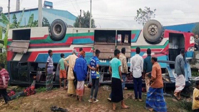 ফুলবাড়ীতে নিয়ন্ত্রণ হারিয়ে বাস খাদে নিহত ১ আহত ১৫