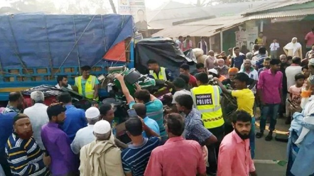  বগুড়ায় পিকআপ-সিএনজির মুখোমুখি সংঘর্ষে নিহত ৩