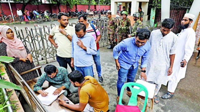 থানায় এসেও ভয়,সাদা পোশাকে দায়িত্ব পালনে পুলিশ সদস্যরা