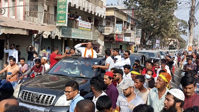 শতাধিক গাড়ি বহর নিয়ে চাঁদপুরে আগমন করলেন মোঃ আজম খান 