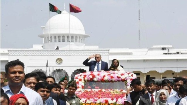 দেশের মানুষকে ভালোবেসে রাজনীতিবিদদের রাজনীতি করার আহ্বান বিদায়ী রাষ্ট্রপতির