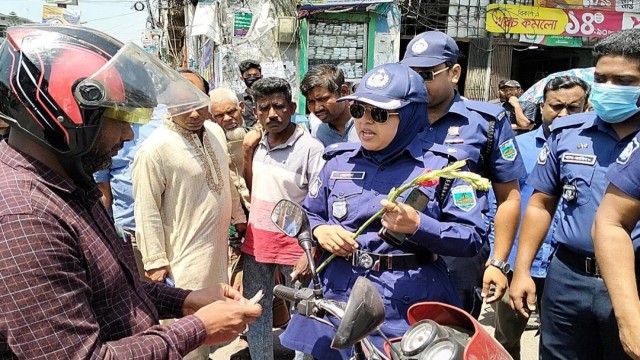 বগুড়ায় হেলমেট পরা চালকদের  শুভেচ্ছা, না থাকলে জরিমানা।