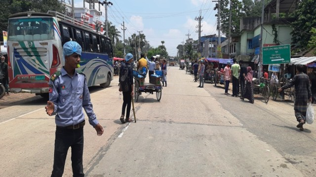 আদমদীঘিতে সড়কে শৃঙ্খলা ফেরাতে ট্রাফিক পুলিশের দায়িত্বে শিক্ষার্থীরা