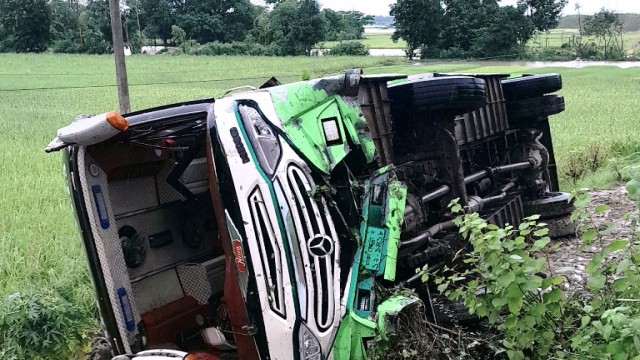 বাহুবলে ঢাকা সিলেট মহাসড়কে বাস নিয়ন্ত্রণ হারিয়ে কাঁদে পড়ে আহত অর্ধশতাধিক। 