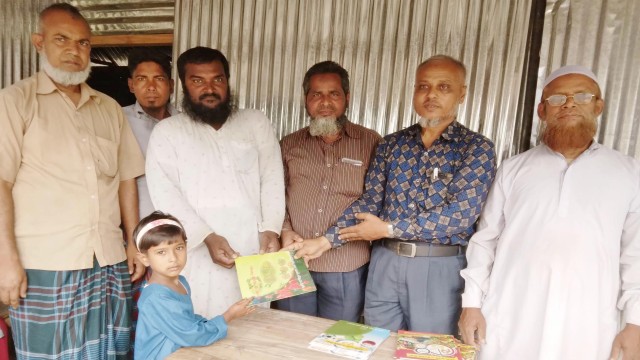 কাহালুর বিবিরপুকুর প্রতিবন্ধী মাদ্রাসা ও এতিমখানার ছাত্র/ছাত্রীদের মাঝে বই বিতরণ