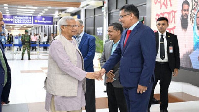 চার দিনের সফর শেষে দেশে ফিরেছেন প্রধান উপদেষ্টা
