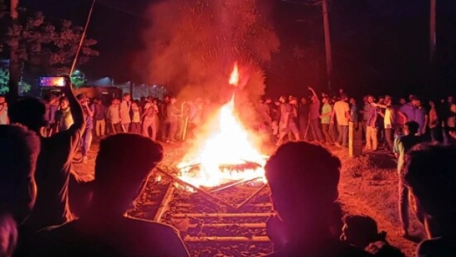 রেললাইনে রাবি শিক্ষার্থীদের আগুন, ট্রেন চলাচল বন্ধ