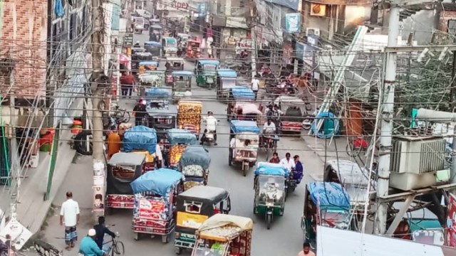 পীরগঞ্জে ব্যাটারী চালিত যানবাহনের দাপটে পথচারিরাও অসহায়!