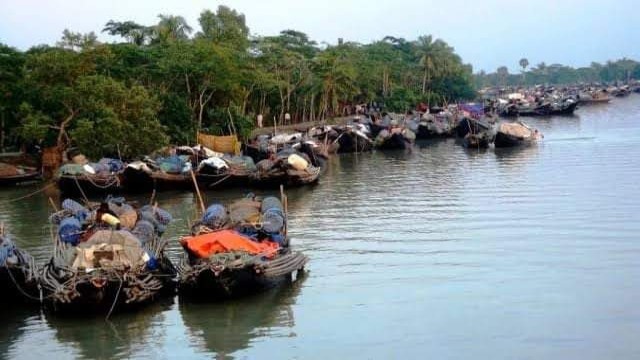 ঋণের বোঝা মাথায় নিয়ে জেলেদের সমুদ্রযাত্রা গন্তব্য দুবলার চর