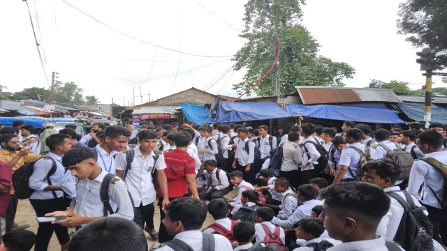 কাহালু সরকারি মডেল উচ্চ বিদ্যালয়ের প্রধান শিক্ষকের পদত্যাগের দাবিতে শিক্ষার্থীদের সড়ক অবরোধ ও বিক্ষোভ মিছিল