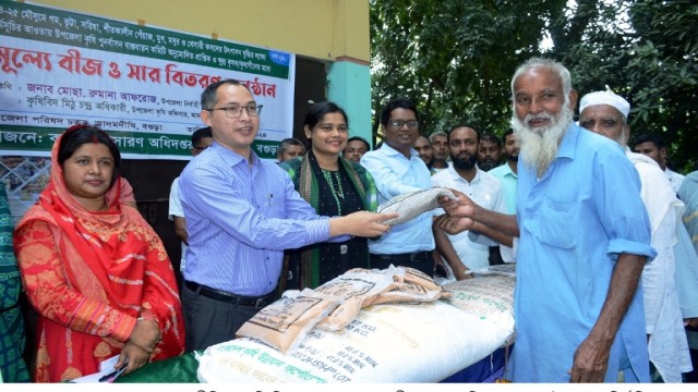 আদমদীঘিতে প্রণোদনার সার ও বীজ পেলেন কৃষক 