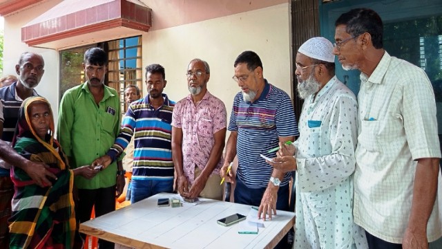 আদমদীঘিতে প্রতারণার শিকার ১২জন দরিদ্র ভাতাভোগি ফিরিয়ে পেলেন তাদের হারানো টাকা