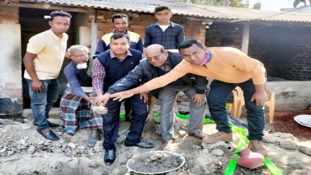 আদমদীঘিতে বীর নিবাসের সিসি ঢালাই কাজের উদ্বোধন।