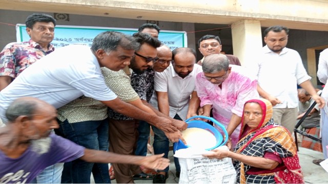 আদমদীঘিতে দু:স্থ্যদের মাঝে ভিজিএফ‘র চাল বিতরণ