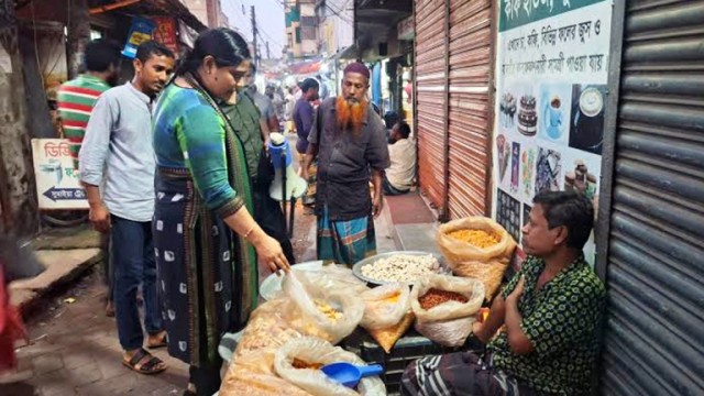 আদমদীঘিতে বাজার মনিটরিং ও নিষিদ্ধ পলিথিন বন্ধ অভিযানে ইউএনও