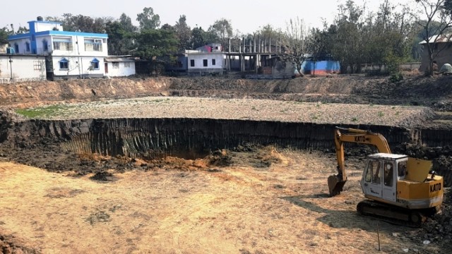 আদমদীঘিতে অবৈধ ভাবে পুকুর খনন ও রাস্তা নষ্ট করায় দুইজনের জরিমানা।