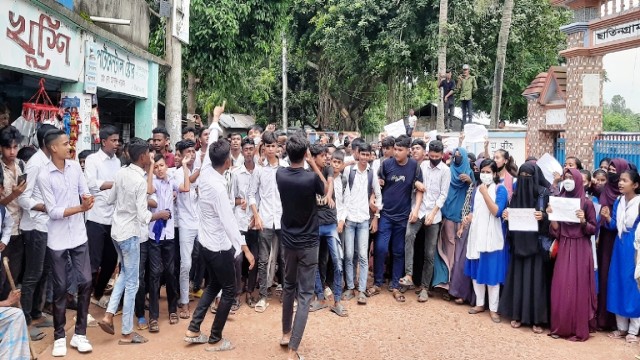 আদমদীঘির ছাতিনগ্রাম স্কুলের প্রধান শিক্ষকের অপসারণের দাবীতে শিক্ষার্থিদের বিক্ষোভ