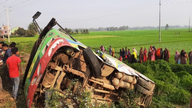 আদমদীঘিতে বাস খাদে পড়ে নারী শিশুসহ আহত-৩০