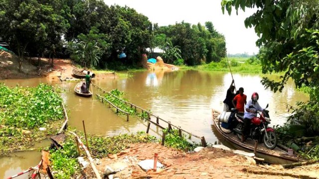 আত্রাইয়ে নির্মাণাধীন ব্রিজের বিকল্প রাস্তা ডুবে যাওয়ায় জনদুর্ভোগ চরমে