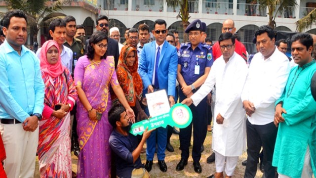 বগুড়ায় ১৩৩০টি গৃহহীন পরিবার পেল প্রধানমন্ত্রীর উপহার।