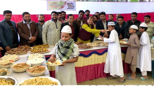 বগুড়ায় সুবিধাবি ত শিশুদের নিয়ে পিঠা উৎসব অনুষ্ঠিত