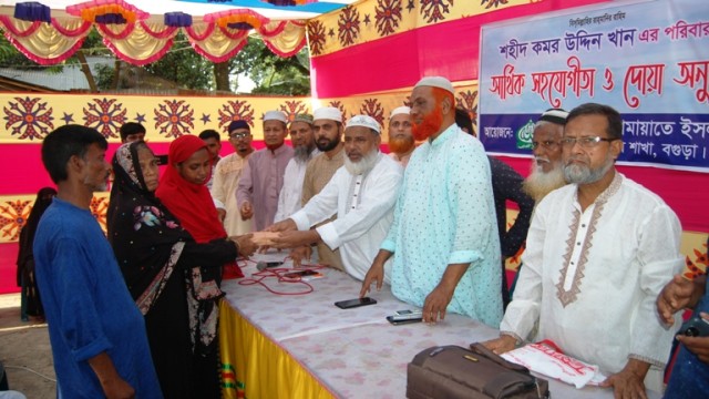 বগুড়ায় ছাত্র-জনতার আন্দোলনে শহীদ কমর উদ্দিনের পরিবারকে নগদ দুই লাখ টাকা দিলো জামায়াত