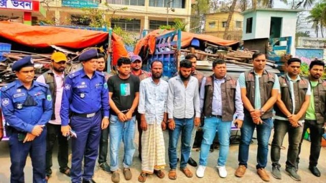 বগুড়ায় লুটের ৭০ লাখ টাকার যন্ত্রাংশসহ ৩ ডাকাত গ্রেপ্তার।