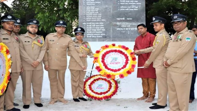 নড়াইল জেলা পুলিশের পক্ষ থেকে পুষ্পস্তবক অর্পণ করেন এসপি সাদিরা খাতুন।