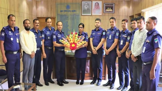 নড়াইলে অতিরিক্ত পুলিশ সুপার তারেক আল মেহেদী'র যোগদান: এসপি সাদিরা খাতুন'র ফুলেল শুভেচ্ছা।