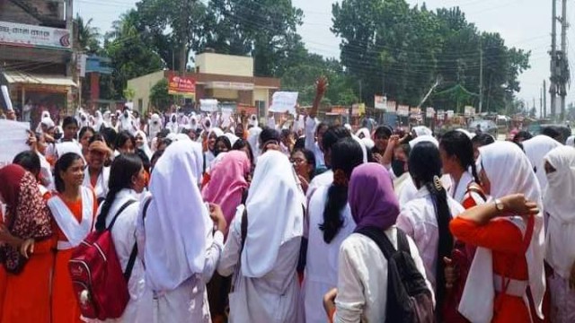 পলাশবাড়ীতে শিক্ষকের অপসারণে ছাত্রীদের বিক্ষোভ মিছিল!  