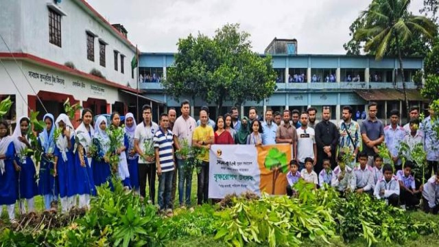 বগুড়ায় সমকাল সুহৃদ সমাবেশের বৃক্ষরোপ