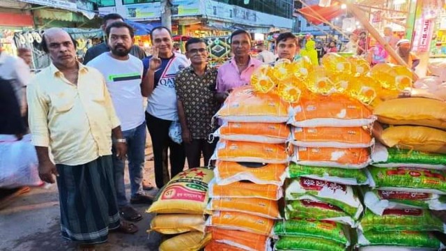 ভালুকায় দূর্গাপূজা উপলক্ষে উপহার সামগ্রী বিতরণ