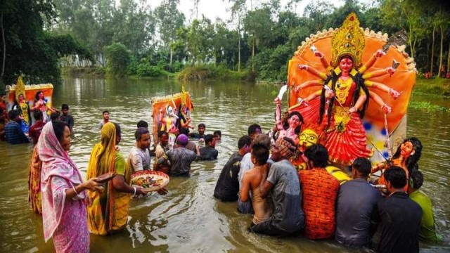 প্রতিমা বিসর্জ্জনের মধ্য দিয়ে শেষ হল শারদীয় দূ্র্গাপূজা