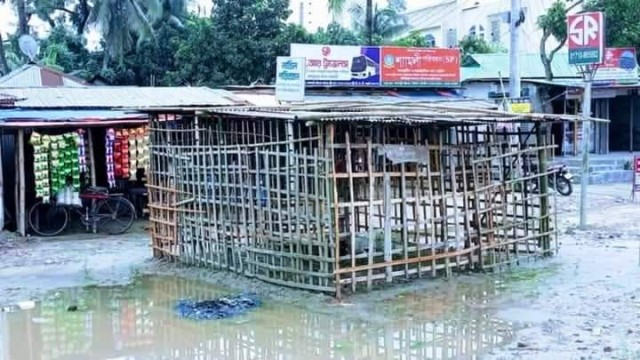 পলাশবাড়ীতে অধিগ্রহণকৃত জমিতে অবৈধ স্থাপনাকে সরিয়ে দিলো এলাকাবাসী