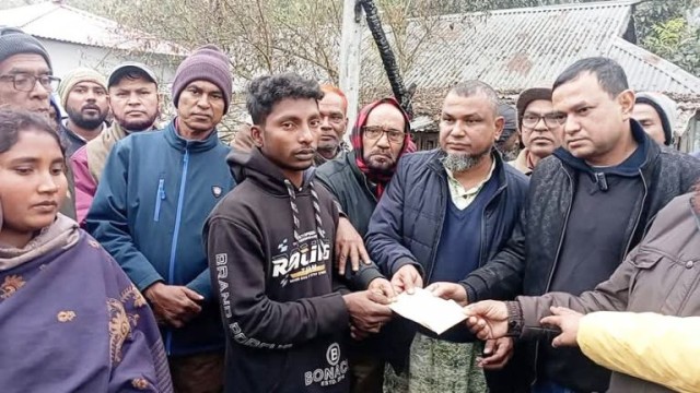 ঘোড়াঘাটে আগুনে পুড়ে যাওয়া ক্ষতি গ্রস্থ পরিবারের পাশে বি,এন,পি নেতৃবৃন্দ 