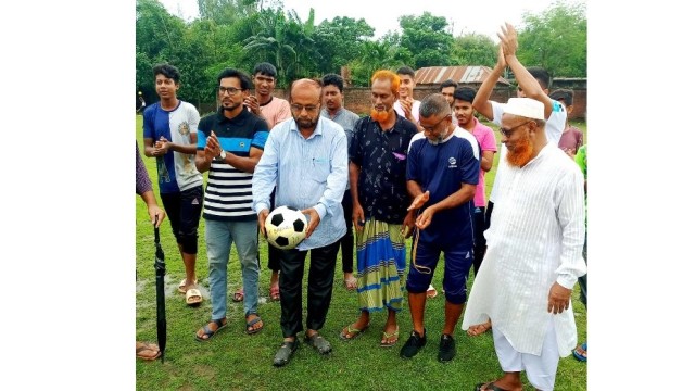 ঘোড়াঘাটে ব্যাতিক্রম ফুটবল খেলা অনুষ্ঠিত।