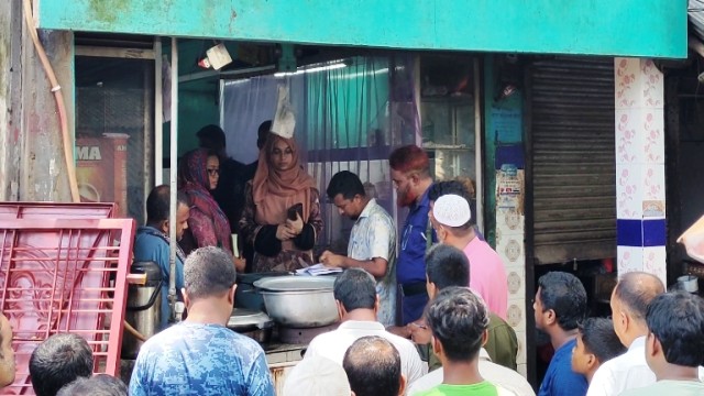 হিলিতে অস্বাস্থ্যকর পরিবেশে অভিযান,১৮ হাজার টাকা জরিমানা 