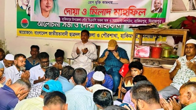 হিলিতে আন্দোলনকারী শহীদের রুহের মাগফেরাত কামনায় বিএনপির দোয়া মাহফিল 