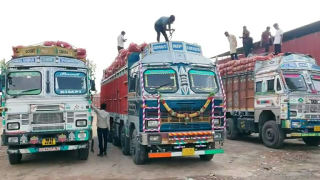 হরতাল ও অবরোধের মাঝেও হিলি বন্দর দিয়ে আলু আমদানি বেড়েছে