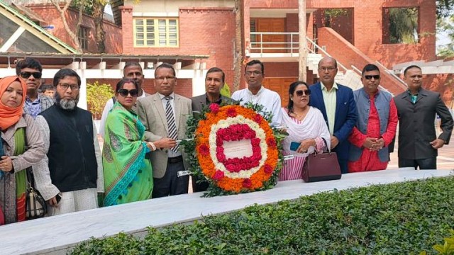 টুঙ্গিপাড়ায় সরকারি তোলারাম কলেজ নারায়ণগঞ্জ এর অধ্যক্ষ প্রফেসর বিমল চন্দ্র দাস শ্রদ্ধা নিবেদ।