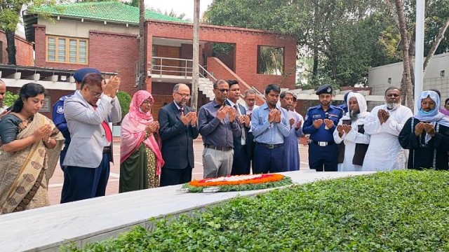 টুঙ্গিপাড়ায় বাংলাদেশ সুপ্রিম কোর্ট হাইকোর্ট বিভাগের বিচারপতি মোঃ জাকির হোসেন এর শ্রদ্ধা নিবেদন।