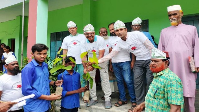 যুক্তরাষ্ট্রে অধ্যয়নতর শিক্ষার্থী প্রবাসী রিয়েল সরদার এর উদ্যোগে ৫০০ গাছের চারা বিতরণ।