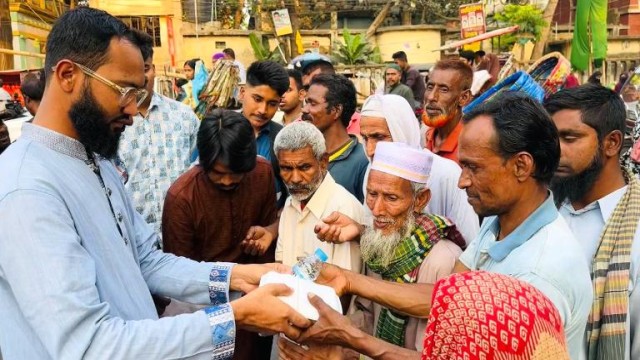 খালেদা জিয়ার আশু রোগমুক্তি কামনায় বগুড়ায় ছাত্রদল নেতার ইফতার বিতরণ