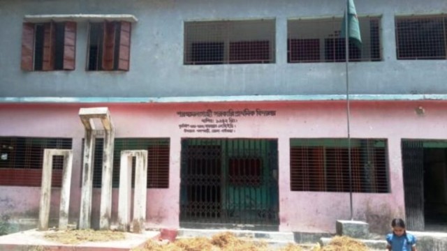 পলাশবাড়ীতে প্রাথমিক বিদ্যালয় মেরামতে অনিয়মের অভিযোগ:শিক্ষার্থীদের দুর্ভোগ চরমে
