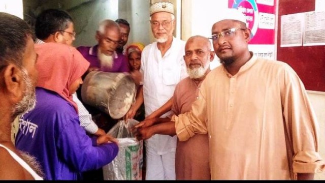 কুড়িগ্রামের ভোগডাঙ্গা ইউনিয়নে ব্যতিক্রমী উদ্যোগে ভিজিএফ এর চাল বিতরণ৷