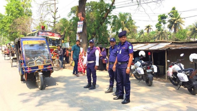 নড়াইলে ট্রাফিক আইন অমান্যকারীদের বিরুদ্ধে অভিযান ৪ লাখ ৩৭ হাজার টাকা জরিমানা।