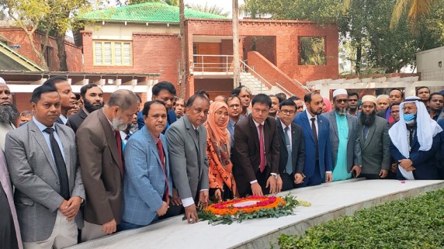 টুঙ্গিপাড়ায় প্রাণী সম্পদ অধিদপ্তরের নবনিযুক্ত মহাপরিচালক মোঃ ইমদাদুল হক তালুকদারের শ্রদ্ধ।