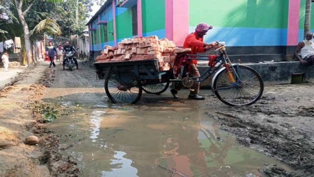 সাবগ্রামে রাস্তায় গড়িয়ে দিচ্ছে টয়লেটের পানি! দুর্ভোগে পথচারী।