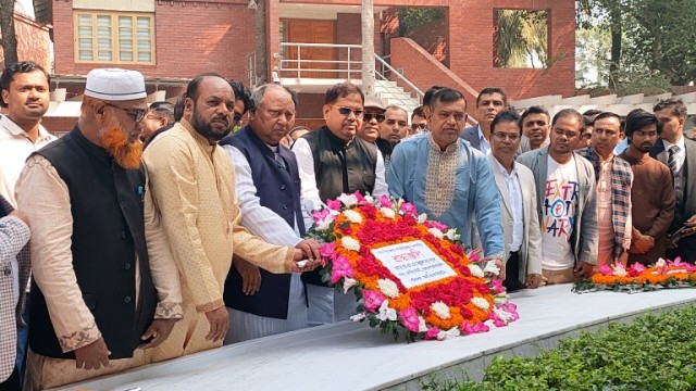 জাতির পিতার সমাধিতে বাংলাদেশ আওয়ামী লীগের জাতীয় কমিটির নবনির্বাচিত সদস্য খন্দকার মঞ্জুরুল হক লাভলুর শ্রদ্ধ্যা।